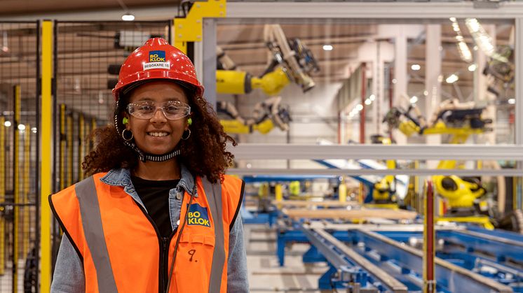 Firehiwot Kedir, forskarstuderande från ETH i Zürich, under ett besök i BoKloks fabrik i Gullringen, Småland. 