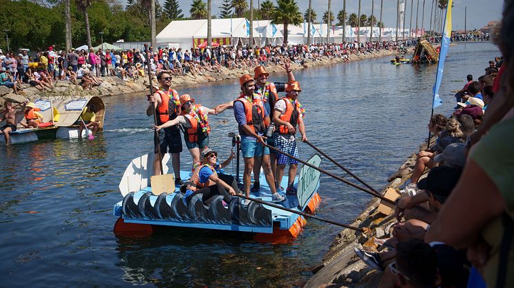 Klippfiskfestivalen i Portugal er en femdagers folkefest. Festivalen har 180 000 besøkende, og klippfisk er det eneste som er på menyen. I år var norsk klippfisk æresgjest, og den fikk skinne da folk koste seg med elverace og konserter. Foto: Festiva