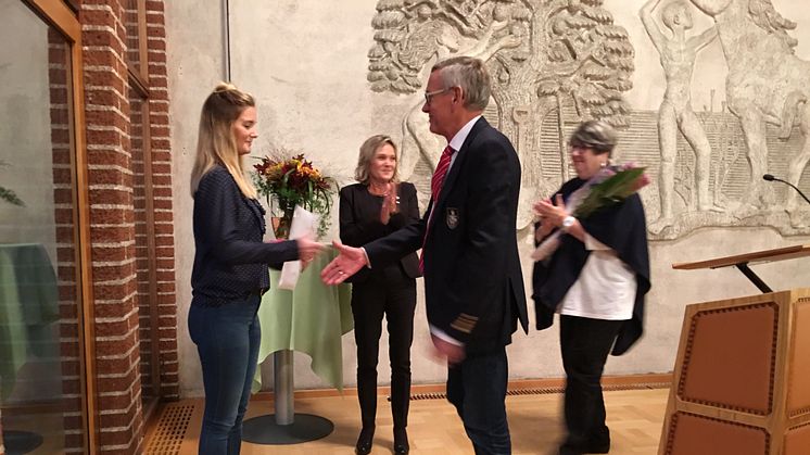 Petra fick priset för Bästa examensarbete delades ut i samband med kommunfullmäktiges möte den 25 oktober. 