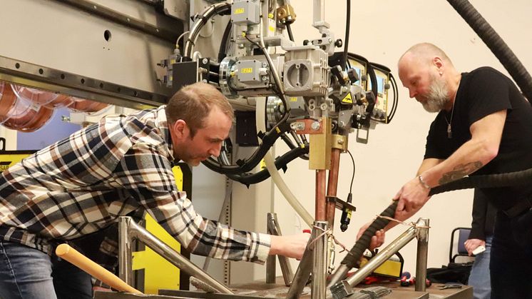 Forskningsingenjörerna Niclas Berglund och Kjell Hurtig demonstrerar hur pulverbågsvetsen fungerar. Foto: Camilla Johansson, IUC Väst.