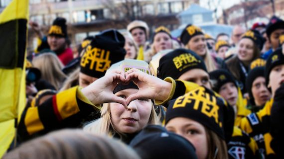 Hela Skellefteå firar hockeyguldet på Möjligheternas torg