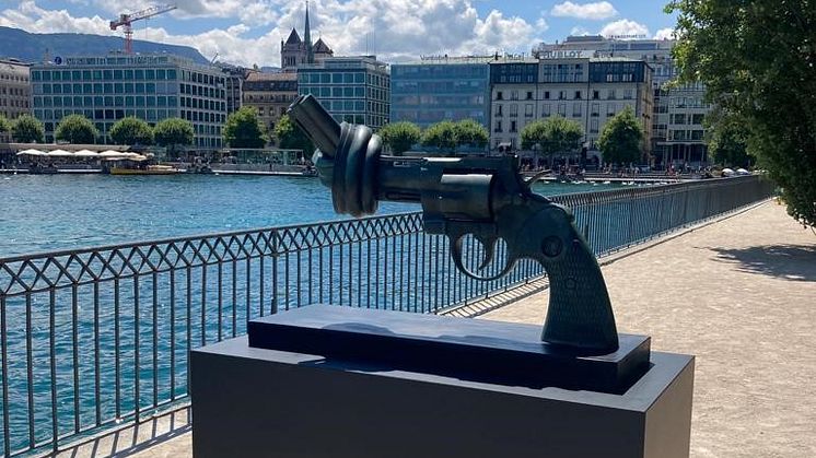 The Knotted Gun in Geneva