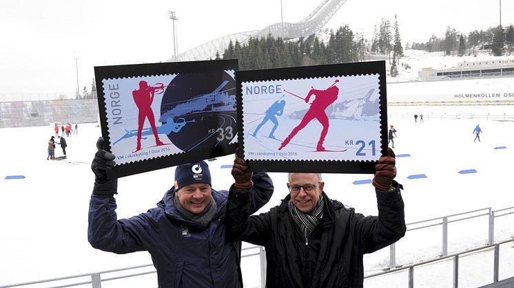 VM-sjef Per Bergerud (til venstre) og frimerkedirektør Halvor Fasting i Posten er fornøyd med frimerkene til idrettsfesten i Holmenkollen. Foto: Birger Morken