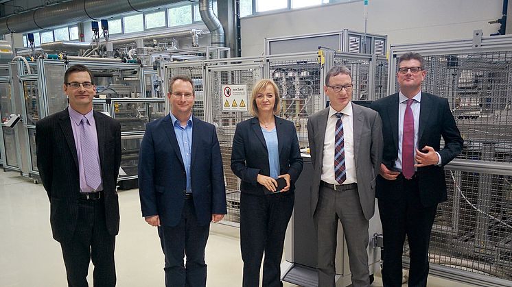 MdB Dr. Simone Raatz informiert sich über die Fraunhofer-Fachhochschul-Kooperation. | v.l.: Dr. Christian Dreyer, Prof. Alexander Böker, Dr.  Simone Raatz, Prof. Michael Herzog, Maximilian Steiert | Foto:  Fraunhofer IAP