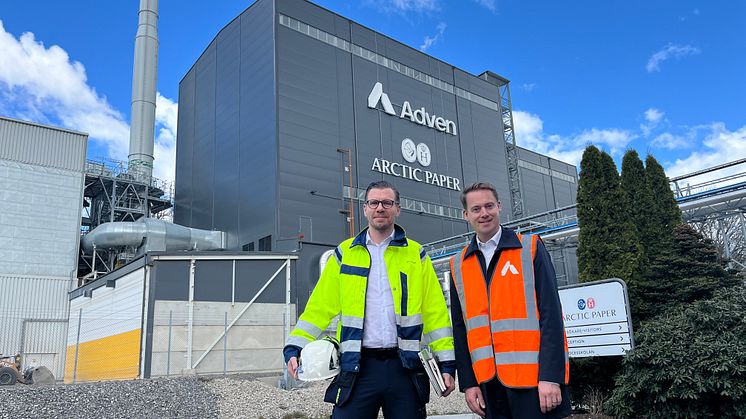 2021 sattes spaden i marken för den nya energianläggningen i Munkedal. Nu har bolagen gått i mål och Arctic Papers vd Kent Blom och Advens industriansvarig Henrik Johansson Casimiro kan fira att papper produceras med ånga från återvunna bränslen.