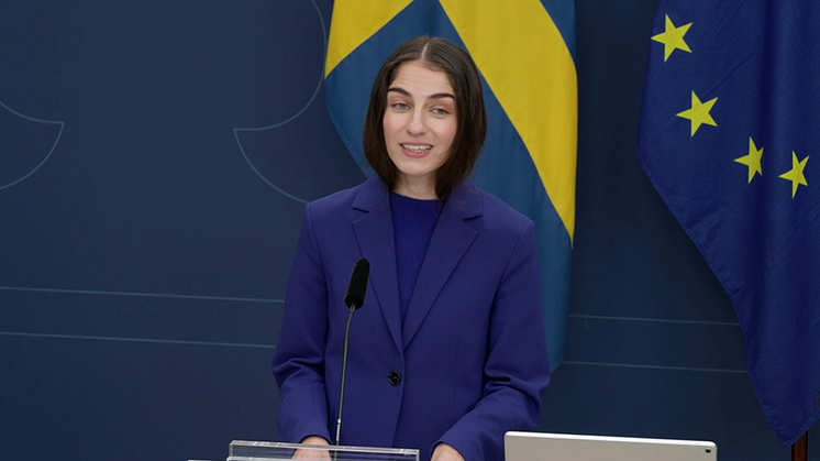 Miljöminister Romina Pourmokhtari på regeringens presskonferens den 21 december 2023. Bild: regeringens webb-tv