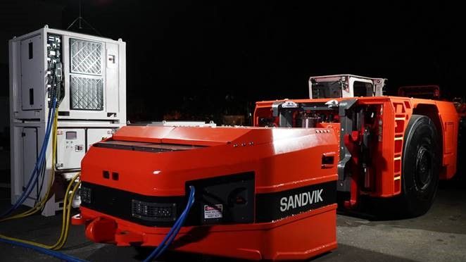 Sandvik LH518B - Enkel installation av nytt batteri med AutoSwap och AutoConnect