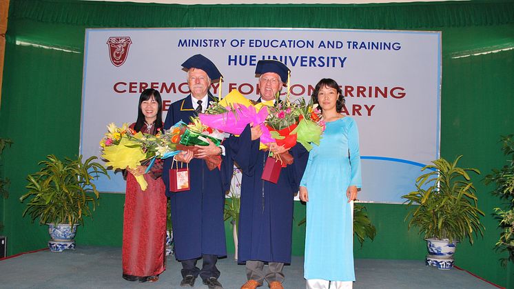 SLU-professorer hedersdoktorer i Vietnam