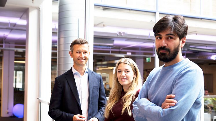 Vegard Østlie (t.v), direktør Digitalisering og Innovasjon i SiO, Vene Vike, kvalitetskoordinator ved SiO Kundeservice sammen med Arash Saidi i språkteknologiselskapet Convertelligence. Foto: Unni Irmelin Kvam / SiO