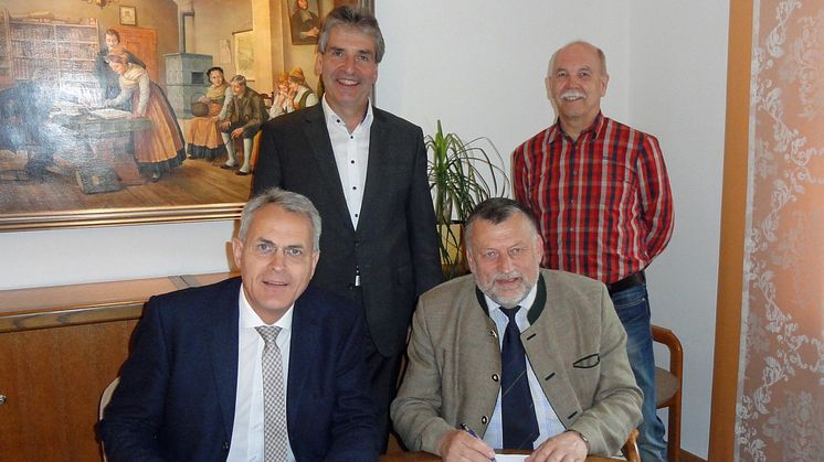 Von links: Christoph Henzel, Franz-Josef Bloier (beide Bayernwerk-Kommunalmanagement), Zweiter Bürgermeister Manfred Falkner und Kämmerer Hans-Peter Zillner am 16. April bei der Unterschrift des neuen Gas-Konzessionsvertrags.