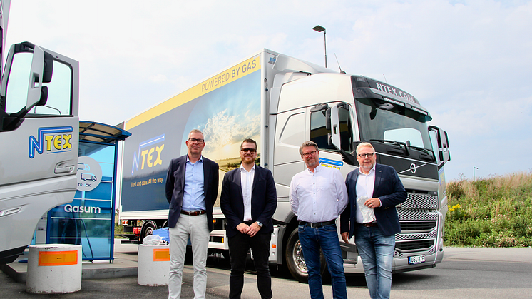 Från vänster: Jan Lundberg, vd NTEX Inrikes, Josef Hansson Lastbilssäljare på Volvo Truck Center, Erik Fromell, Business Development Manager Gasum och Clas Westling, Sales Manager på Gasum.