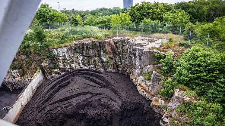 I reningsprocessen bildas också slam som kan bli till biogas och gödsel. Och innan det renade avloppsvattnet släpps ut i havet tar vi hand om värmen i vattnet så att det kan bli till fjärrvärme. 