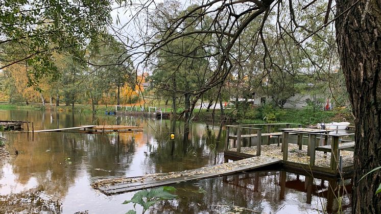 Just nu är det höga flöden i sjöar och vattendrag. Här en bild från Bottenån i Lindesberg. Foto: Linde energi