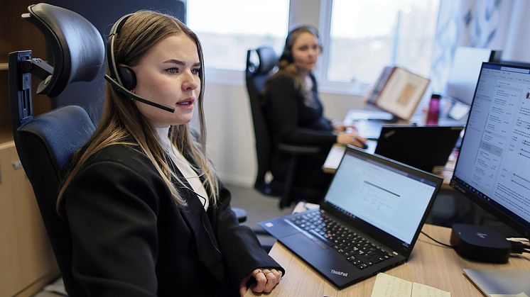 Karin Granberg och Isabelle Klingenberg är två av tre personer som bemannar Swecon Uptime Center.