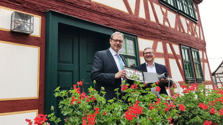 „Eine echte Investition in den Klimaschutz“: Mönchbergs Bürgermeister Thomas Zöller (l.) und Bayernwerk-Kommunalbetreuer Frank Schneider freuen sich über die erfolgreiche LED-Umrüstung der Straßenbeleuchtung in der Marktgemeinde.