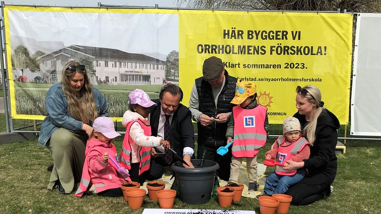 Idag var det spadtag för Orrholmens nya förskola. Politiker och barn från Orrholmens förskola planterade tillsammans. Bild: Karlstads kommun