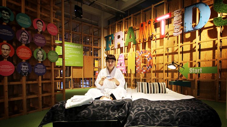 Caroline Kvick, kommunikatör på Arbetets museum, testar hotellsängarna inför auktionerna. Foto: Anna Redmalm