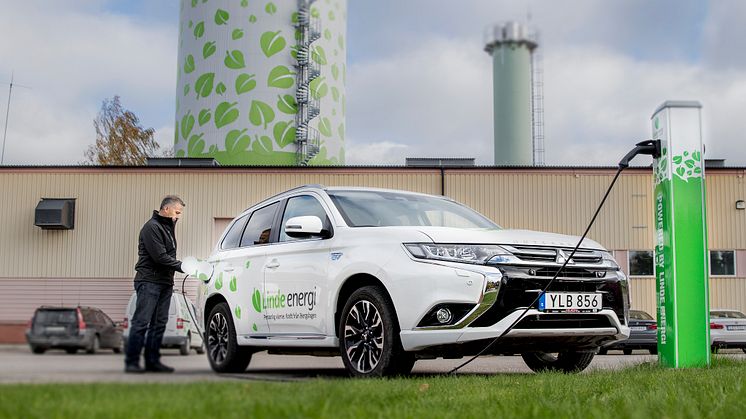 Arkivbild laddning av elbil i Lindesberg. Foto: Linde energi.