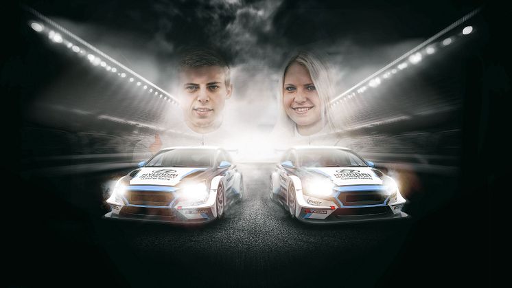 Andreas och Jessica Bäckman med tävlingsbilen Hyundai i30 N TCR. 