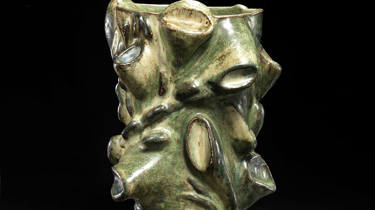 Axel Salto- Sjældent udbudt vase af stentøj modelleret med stiliserede frugter og blade i relief. H. 36,5. Diam. maks. 27.
