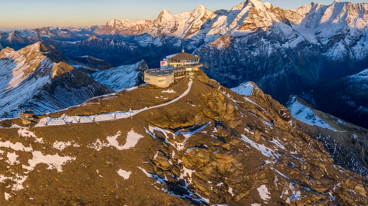 Luftaufnahme vom Schilthorn-Piz Gloria mit Abendstimmung