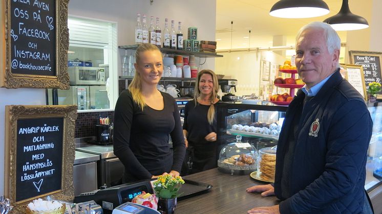 Sara Williamsson, Gulian Kanat-Söneborn på Bookhouse Café tillsammans med Magnus Franzén, handelsutvecklare.