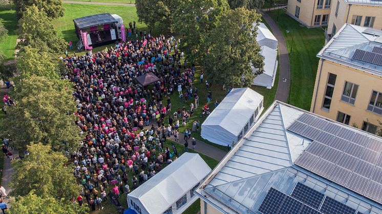 Nu kommer nya studenter åter igen att samlas framför scenen vid välkomstceremonin under introduktionen. 