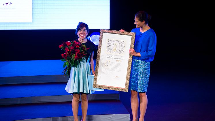 Bilden i fokus när Isol mottog Litteraturpriset till Astrid Lindgrens minne 