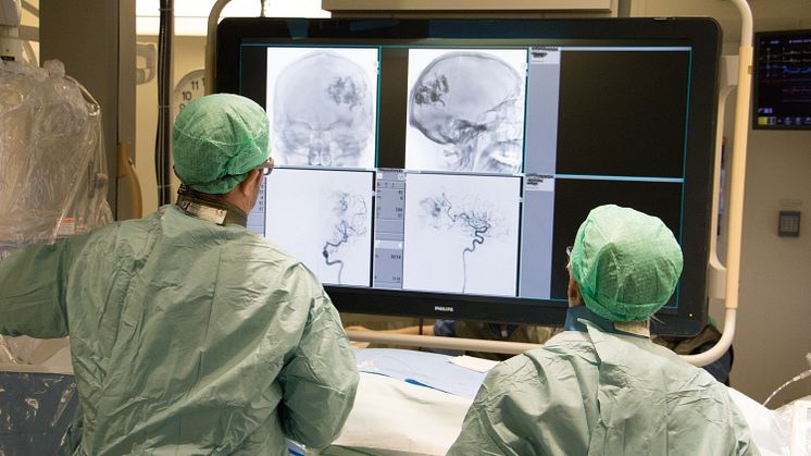Med röntgengenomlysning lokaliseras kärlet och kateterns väg genom kroppen kan följas. Neurointerventionisten Alexander Henze och röntgensjuksköterska Carina Olofsson inleder en behandling av en intrakraniell kärlmissbildning.