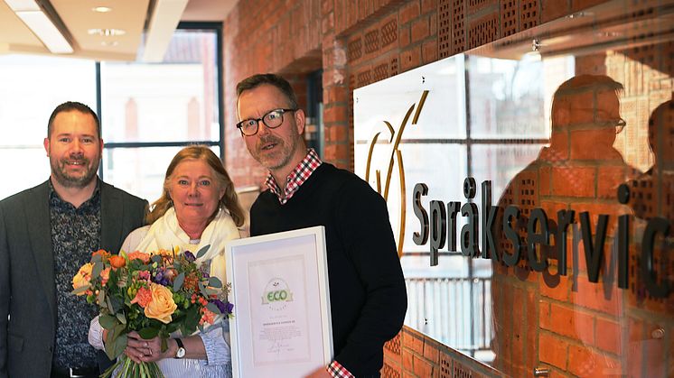 2019 års mottagare av InExchange miljöpris är Språkservice i Malmö. Utmärkelsen togs i veckan emot av Kerstin Forssman och Jens Kofoed Hansen och överräcktes av Per Löfving (längst till vänster).