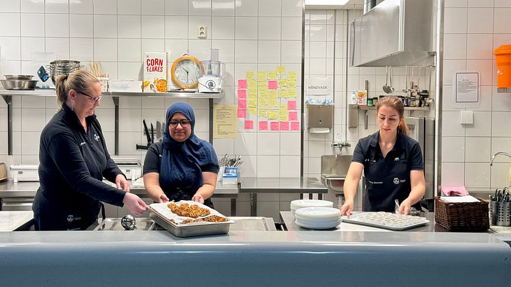Irene, Amreen og Naeme klargjør tradisjonell mat til ungdommene på Rommen skole. (Foto: Eyvind J. Schumacher, Oslo kommune)