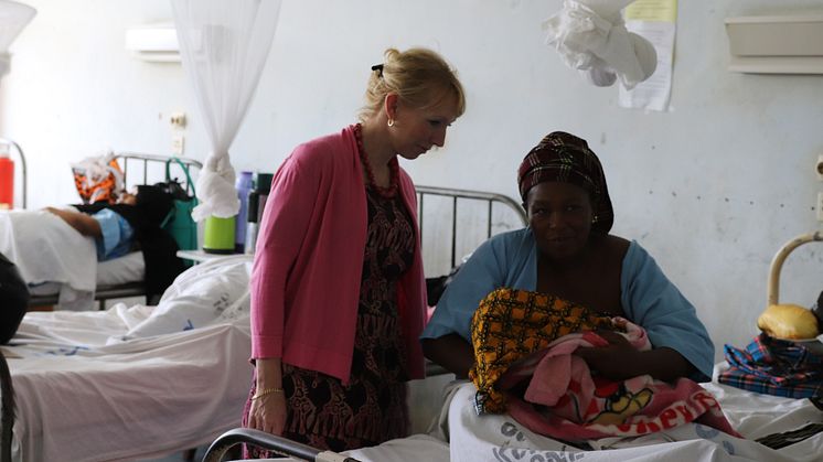 Bild: Gunilla Björling med patient på Kilimanjaro Christian Medical University College