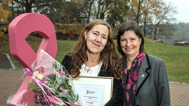 Årets Bröstsjuksköterska 2018 är Eva Hamberg. Útmärkelsen delas ut av Bröstcancerförbundet. På bild: Eva Hamberg och Susanne Dieroff Hay. Fotograf: Bosse Johansson. Bilden fri för publicering. 
