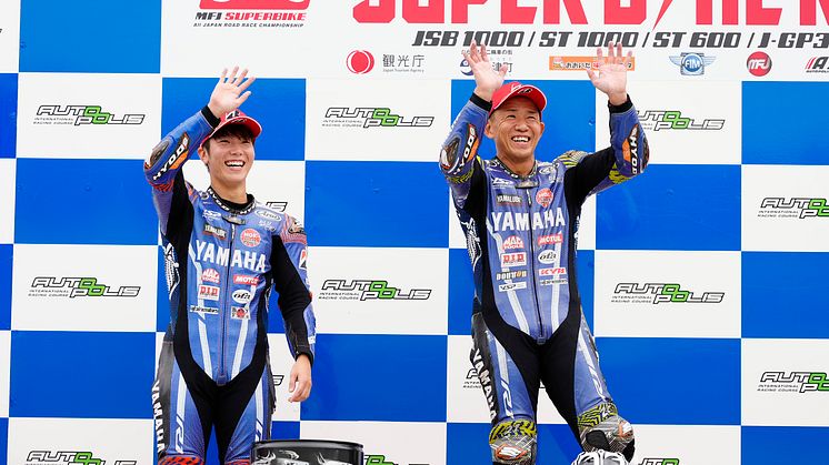 JSB1000/レース1：ワンツー・フィニッシュを達成したYAMAHA FACTORY RACING TEAM