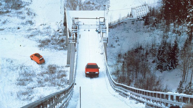 I 1986 kørte en Audi 100 CS quattro op af en 37,5 graders skihopbakke i Finland