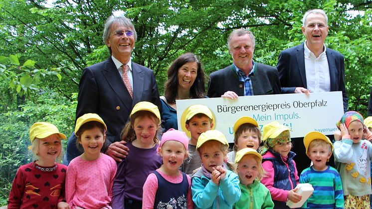 (Von l.) Regierungspräsident Axel Bartelt, Waldkindergartenleiterin Anke Wolfram, Pielenhofens Bürgermeisters Reinhold Ferstl und Christoph Henzel, Leiter Kommunalmanagement Bayernwerk, rufen Oberpfälzer zur Teilnahme am Bürgerenergiepreis 2017 auf.