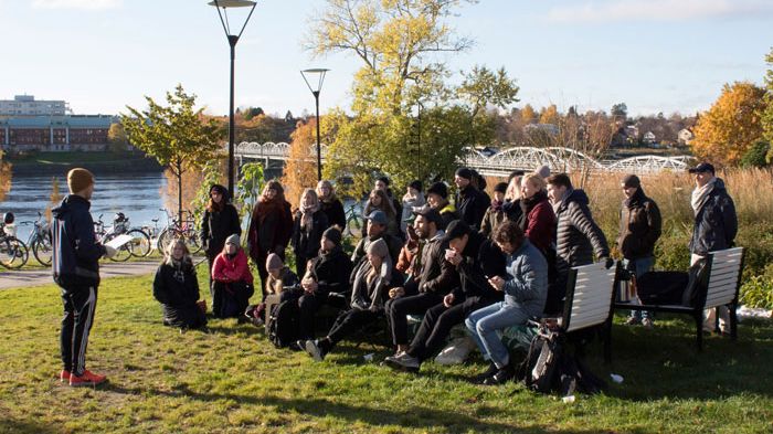 Studenter och lärare från Arkitekthögskolan på plats i Broparken i centrala Umeå. Foto: Toms Kokins