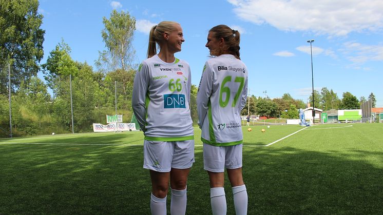 Ane Askelund Sævereid og Agnethe Klepp liker å spille med det livreddende budskapet på ryggen. Sævereid er medisinstudent, og synes organdonasjon er en viktig ting. 
