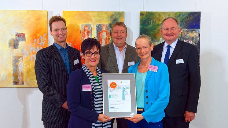 Leuchturmprojekt 2018 CfC Bückeburg (v. l.): Jurymitglied Prof. Dr. Sebastian Braun, Kerstin Gorenc, Reiner Wilharm, Stadt Bückeburg, Heike Schildmeier und Dr. Stephan Nahrath, Geschäftsführer Westfalen Weser Energie.