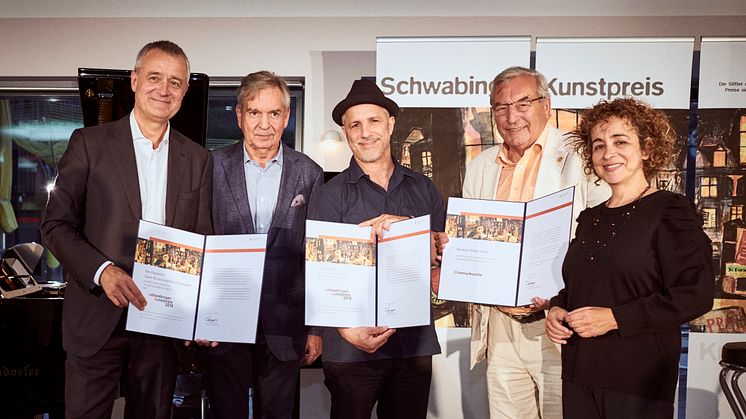 (v.li.) Andreas Groethyusen, Thomas Kuchenreuther, Uli Oesterle, Stadtrat Walter Zöller und Yaara Tal bei der Verleihung der Schwabinger Kunstpreise.