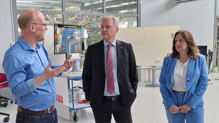 Magnus Holm, lektor i automatiseringsteknik, tar emot landshövdingen Sten Tolgfors och Högskolans rektor Muriel Beser Hugosson på ASSAR Industrial Innovation Arena.