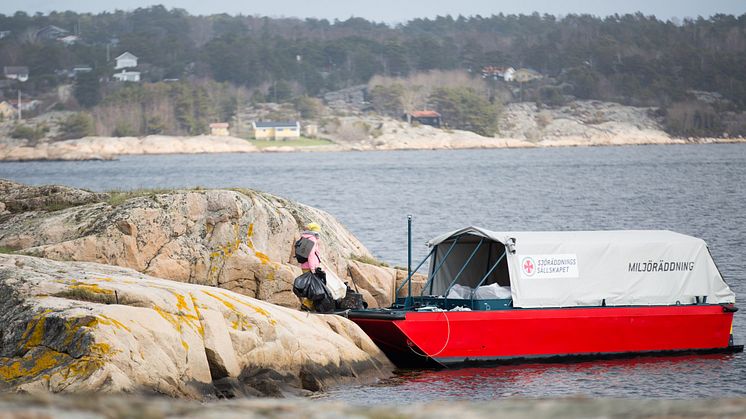 Men hjälp av Sjöräddningssällskapets miljösläp ska plast samlas in för att omvandlas till optimistjollar. 