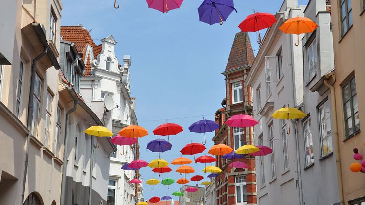 © Lübeck: Kulørte paraplyer som vejvisere gennem Hanse Kultur Festivalen / LTM
