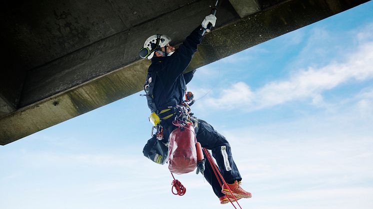 ​Reparbetare inspekterar 107 meter högt TV-torn vid Jägersro