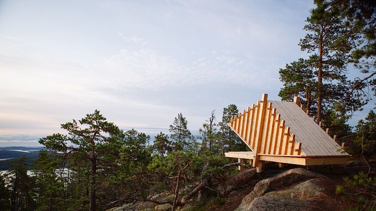 Under Arknat samlas 15  studenter för att utforma och uppföra tre vindskydd i trä som placeras ut längs Skåneleden.