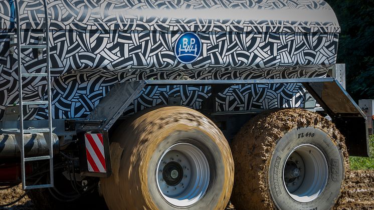 The additional drive ensures enhanced performance on difficult terrain. 