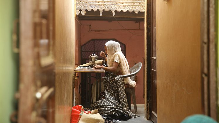 En egenföretagare och låntagare via mikrofinansiering arbetar i ett centrum i Uttar Pradesh, en stat i Indien.