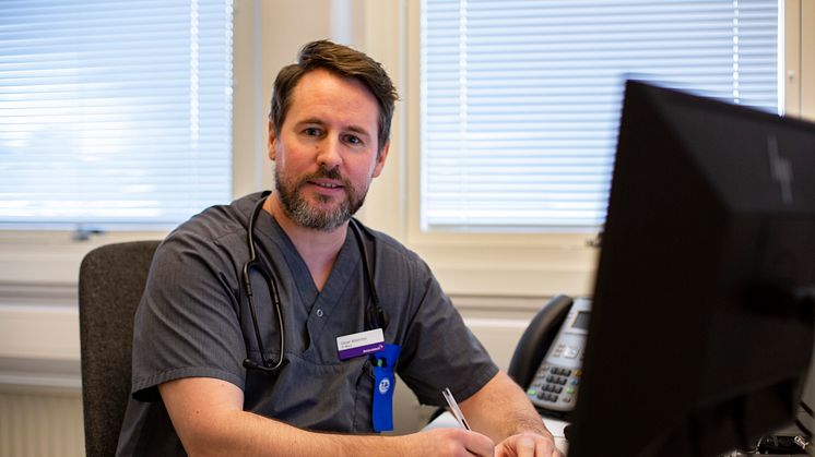 Oscar Ahlström arbetar som läkare på Bräcke diakonis vårdcentral Nyhälsan.