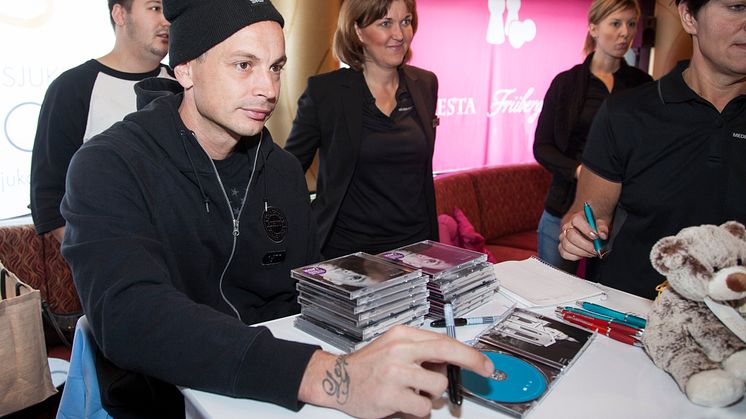 Petter signerar sin CD på Relationsbåten 2012