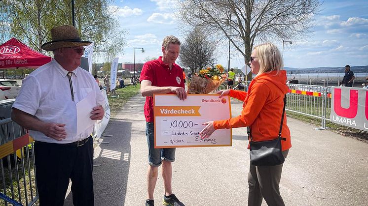 Från vänster: Roger Hemming, Sparbanksstiftelsen Dalarna, Lars Hultgren Ludvika FFI, Elin Hussfelt Swedbank